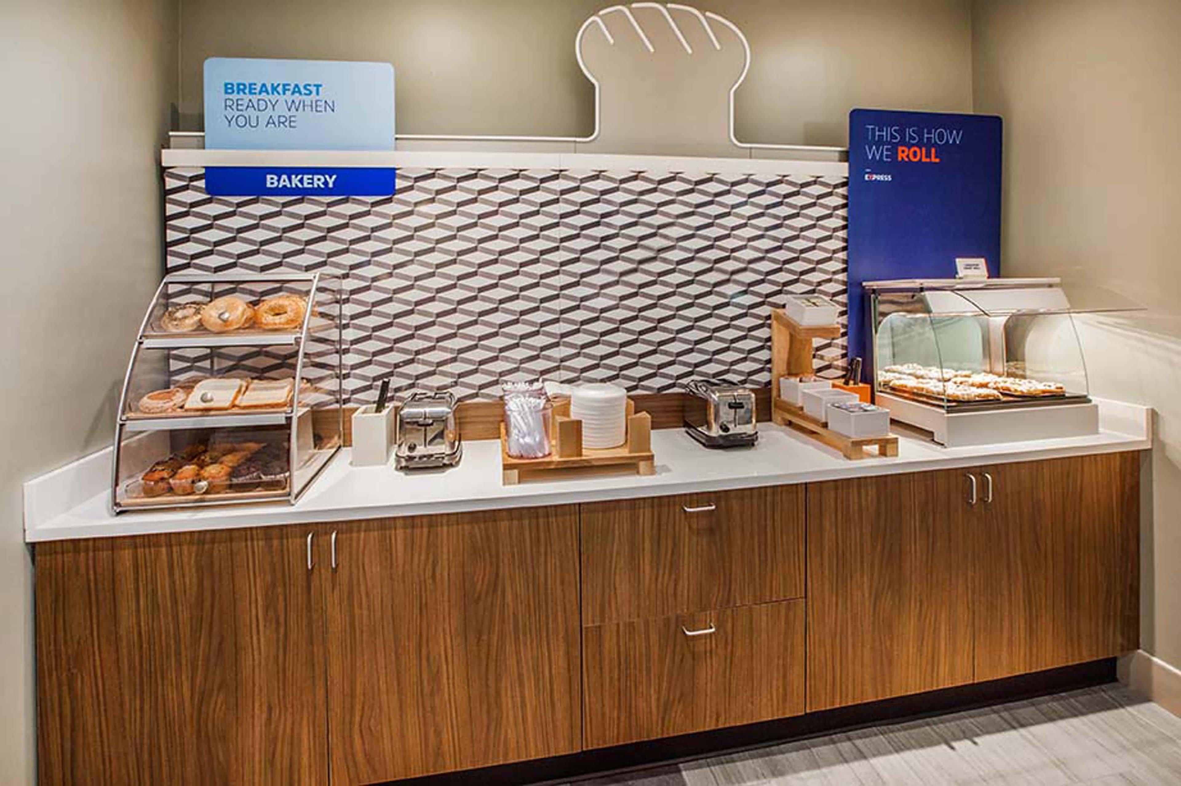 Holiday Inn Express & Suites Raleigh Airport - Brier Creek By Ihg Екстериор снимка